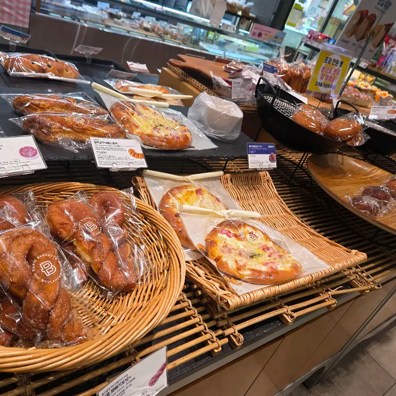 다양한 빵 진열대