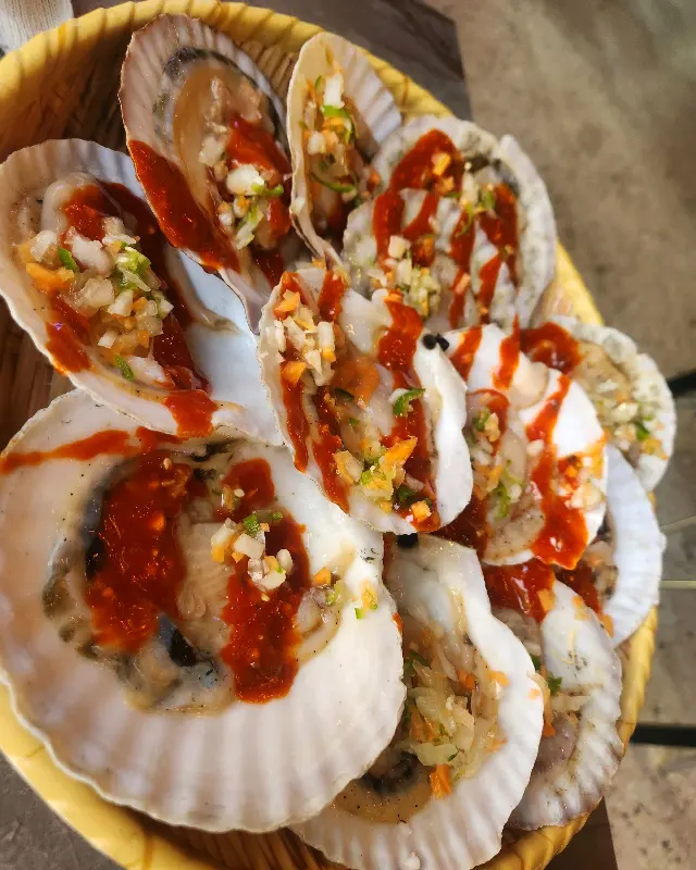 신선한 조개와 해산물이 가득한 조개구이 한 상