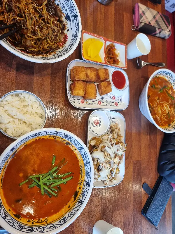 다양한 메뉴를 한 상 가득 즐기는 모습