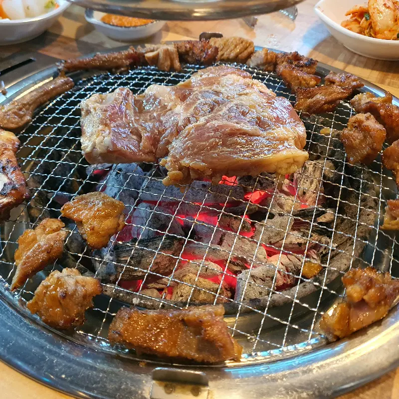 숯불 화력이 만들어낸 환상적인 돼지갈비