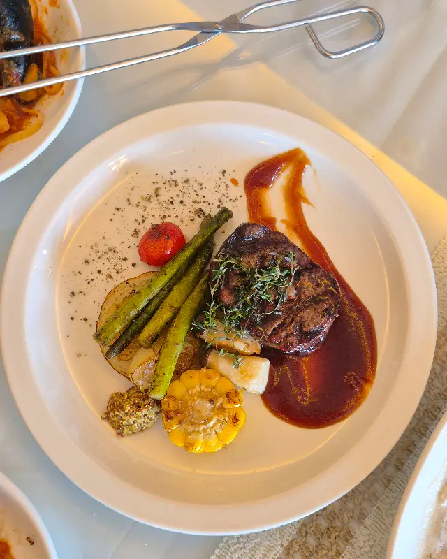 플레이팅이 예쁜 스테이크