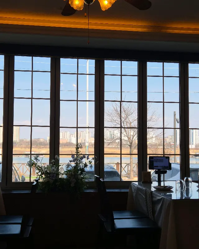 창밖으로 보이는 남한강 뷰