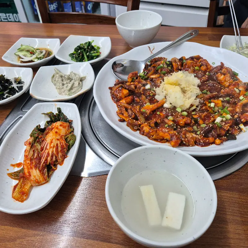 남항낙지 밑반찬과 낙지볶음