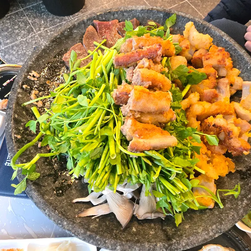 돌판 위에 곱창 모듬 구이