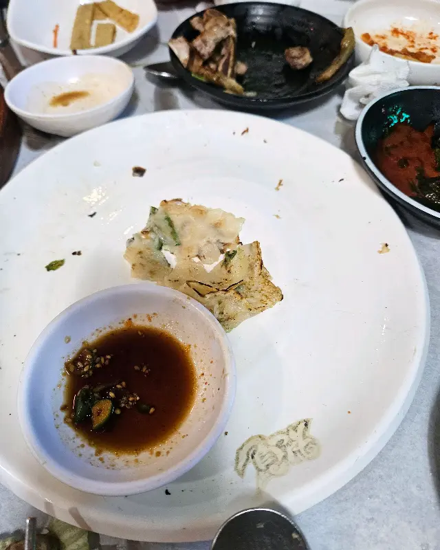 맛있는 음식에 행복한 미소가 절로