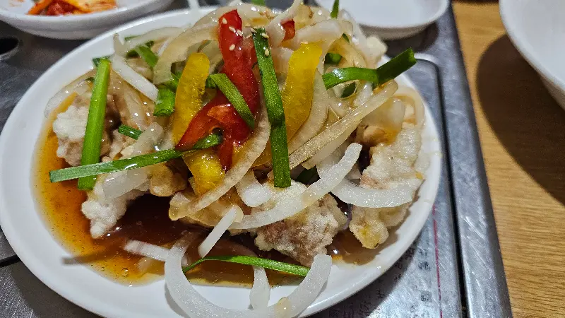 탕수육 위에 올려진 신선한 야채 고명