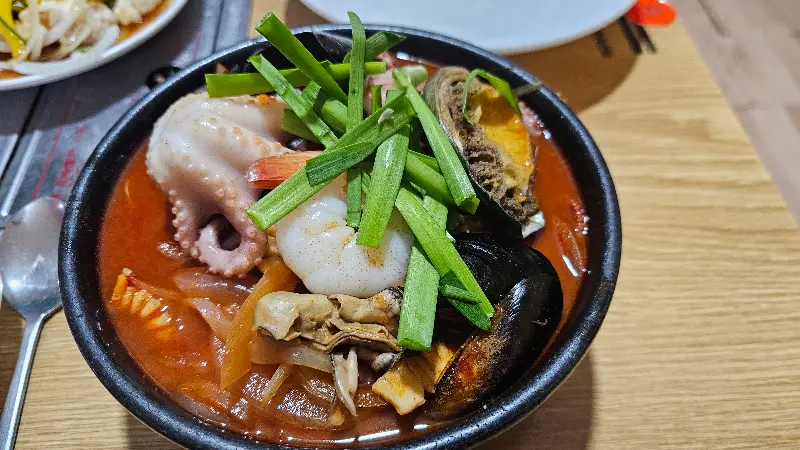 해산물이 듬뿍 들어간 짬뽕의 모습