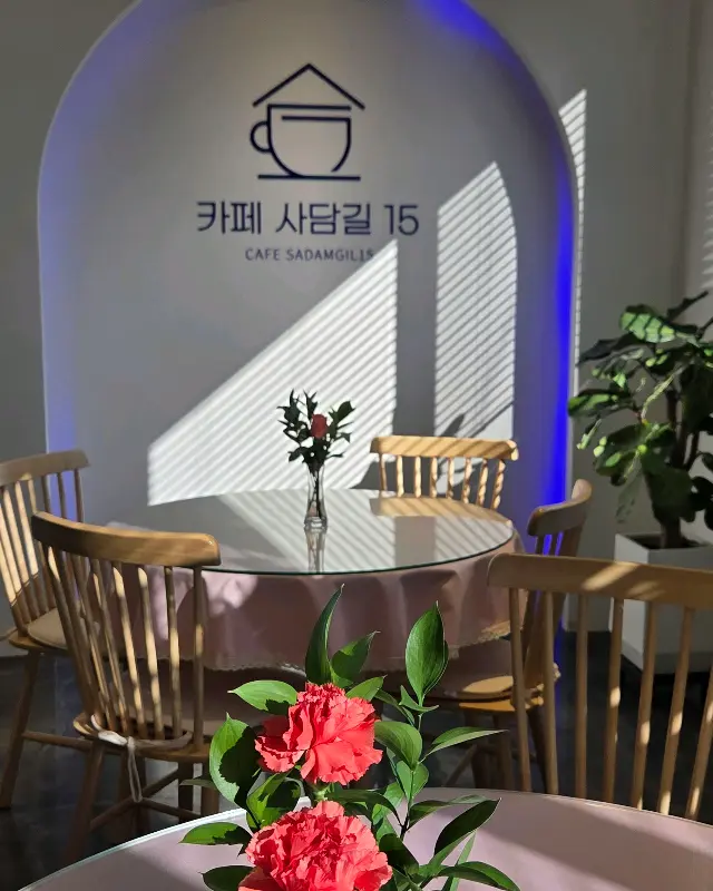 테이블 위의 꽃장식