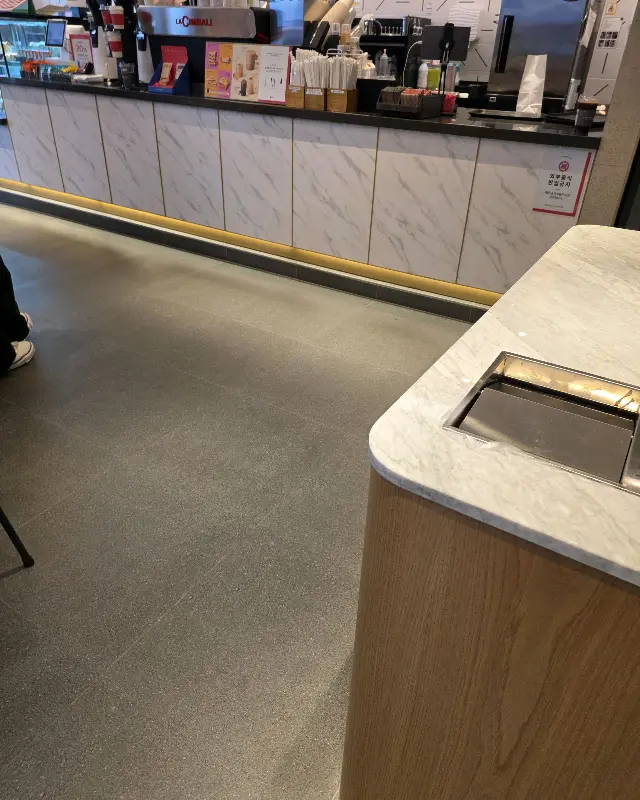 투썸플레이스 내부 인테리어