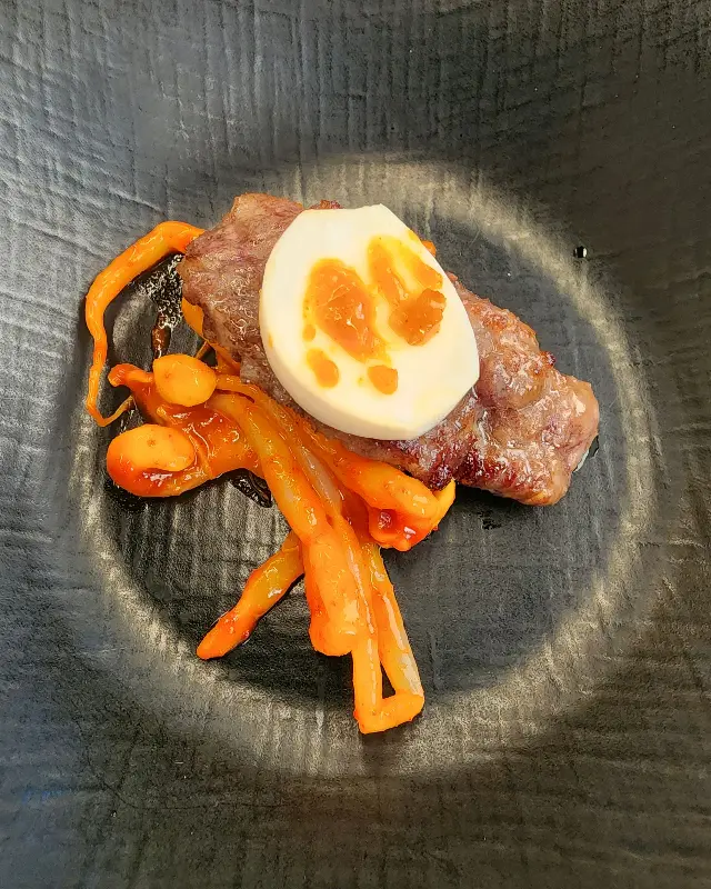 갈비살과 곁들임 반찬의 완벽한 조화