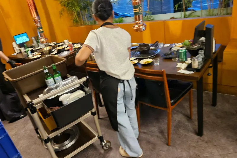 직원들이 분주하게 움직이는 매장 내부