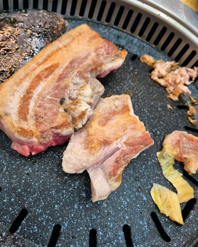 맛찬들 하남미사점 불판 위에서 맛있게 익어가는 삼겹살