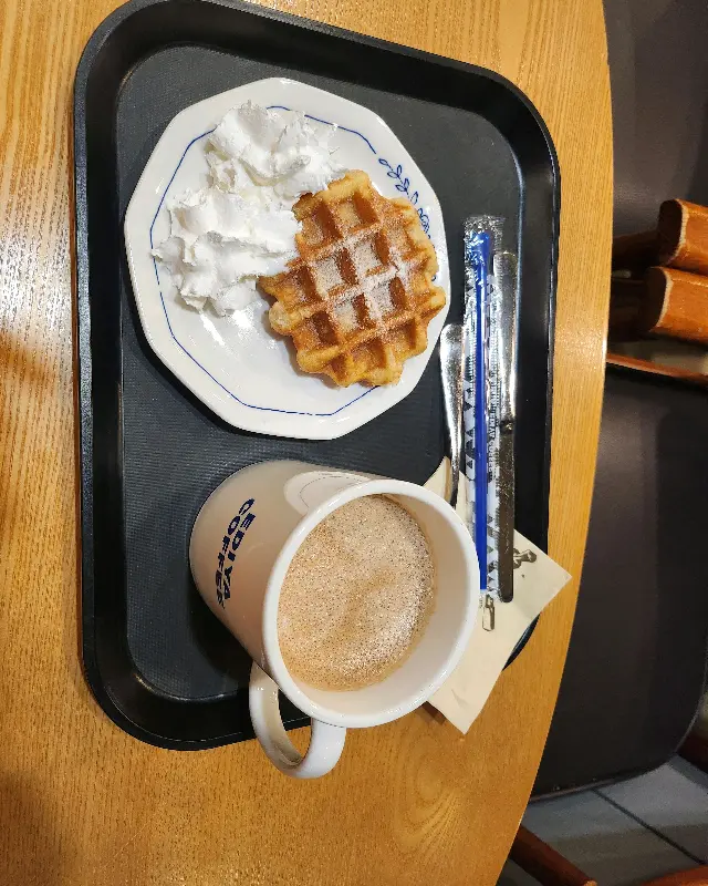 달콤한 생크림 와플과 따뜻한 라떼
