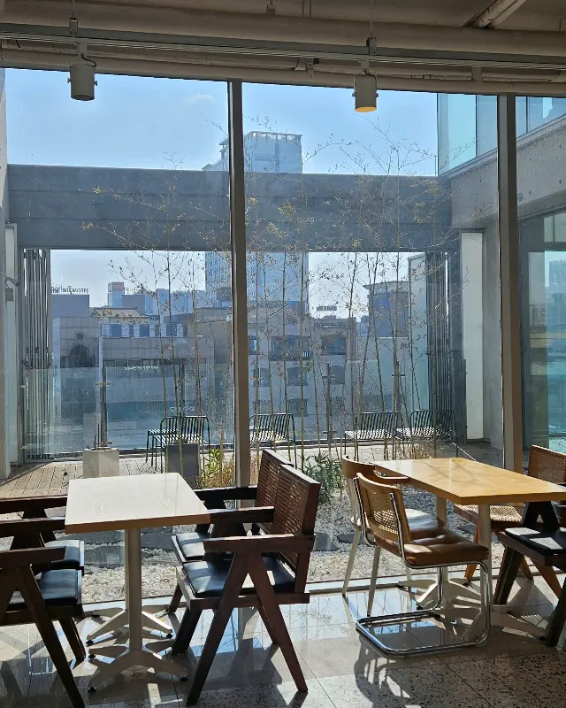 THE PORCH 채광 좋은 자리