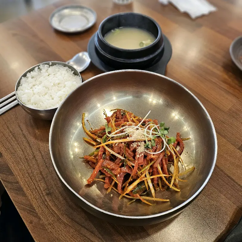 푸짐한 육회비빔밥 한 상 차림