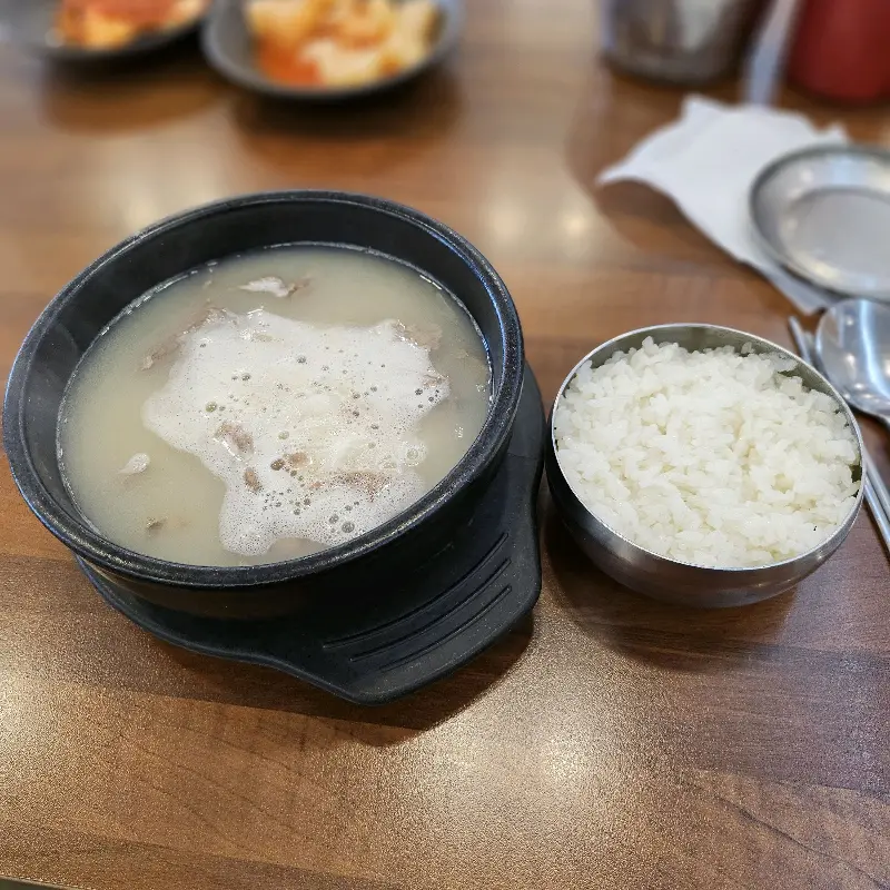 곰탕과 밥 한 공기의 조화