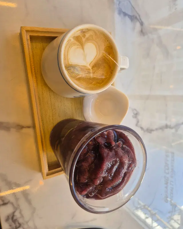 아름다운 라떼와 시원한 음료