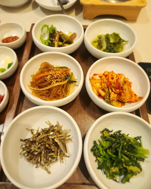 다채로운 반찬 라인업