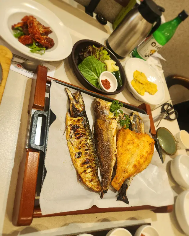 윤기 좔좔 흐르는 화덕 생선구이