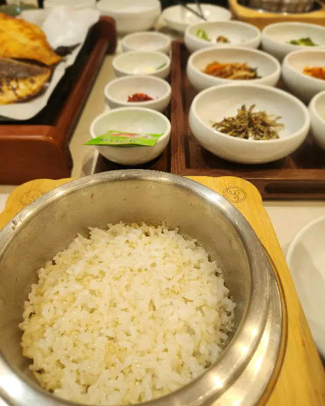 윤기 자르르 흐르는 밥