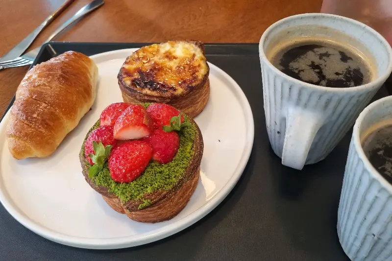 에그타르트와 딸기 타르트, 커피가 함께 놓인 모습