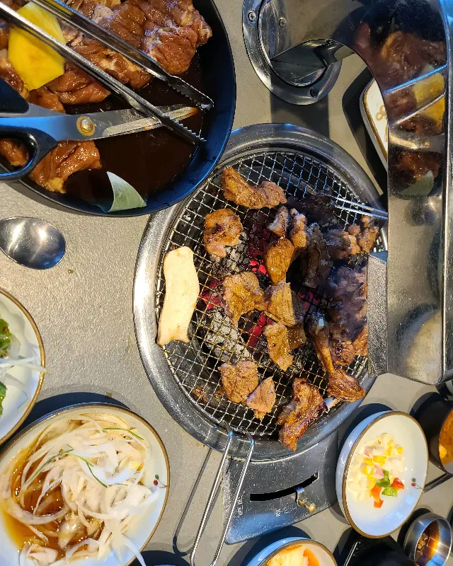 한 상 가득 차려진 모습