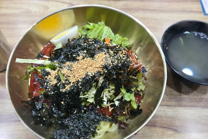 비빔 칼국수 비벼지는 모습