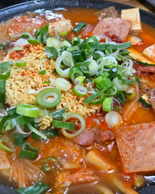 보글보글 끓는 부대찌개의 모습