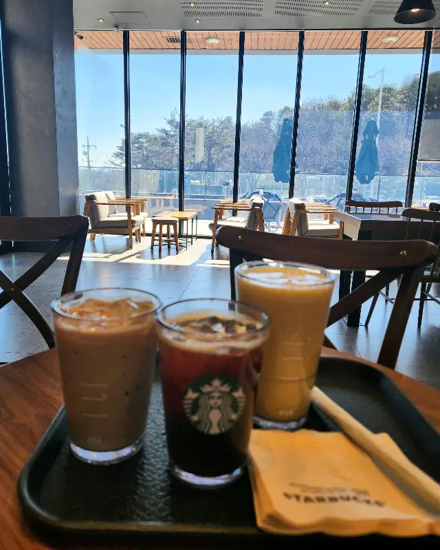 스타벅스 계룡대로 DT점에서 바라본 풍경