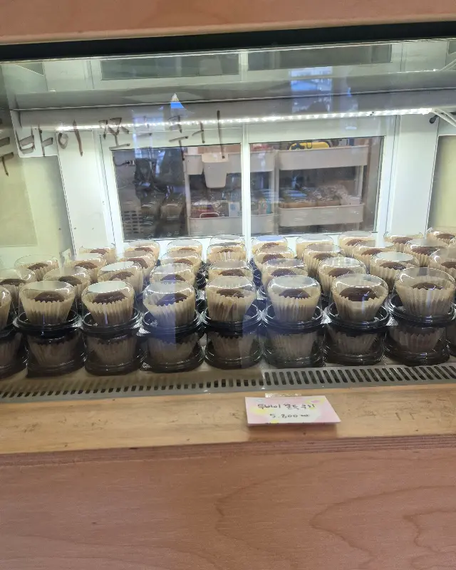 진열대 안의 스콘과 쿠키