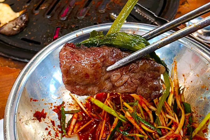 소갈비살과 쌈채소의 조화