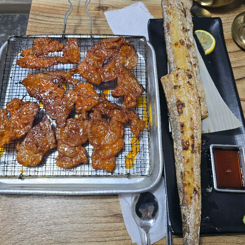 제육과 생선구이의 환상적인 조합