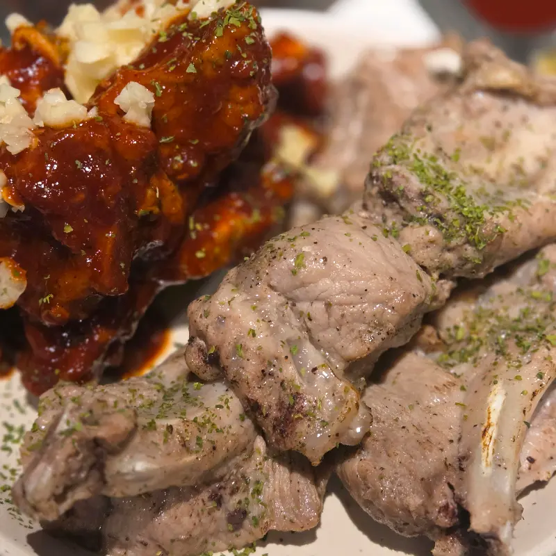 숯불 위에 올려진 쫀득한 돼지 껍데기가 노릇노릇하게 구워지고 있는 모습