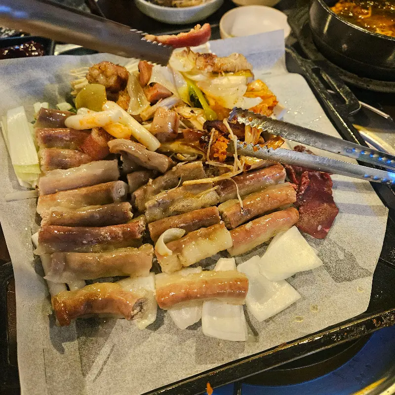 곱창과 팽이버섯, 김치를 함께 볶는 모습