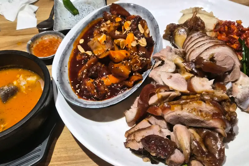 매콤달콤한 쟁반국수의 모습