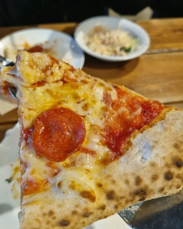 쫄깃한 도우가 인상적인 광복경양식의 화덕피자