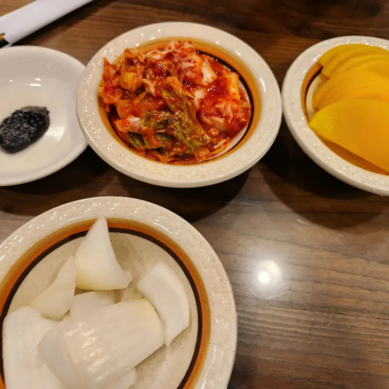 만리향 기본 반찬