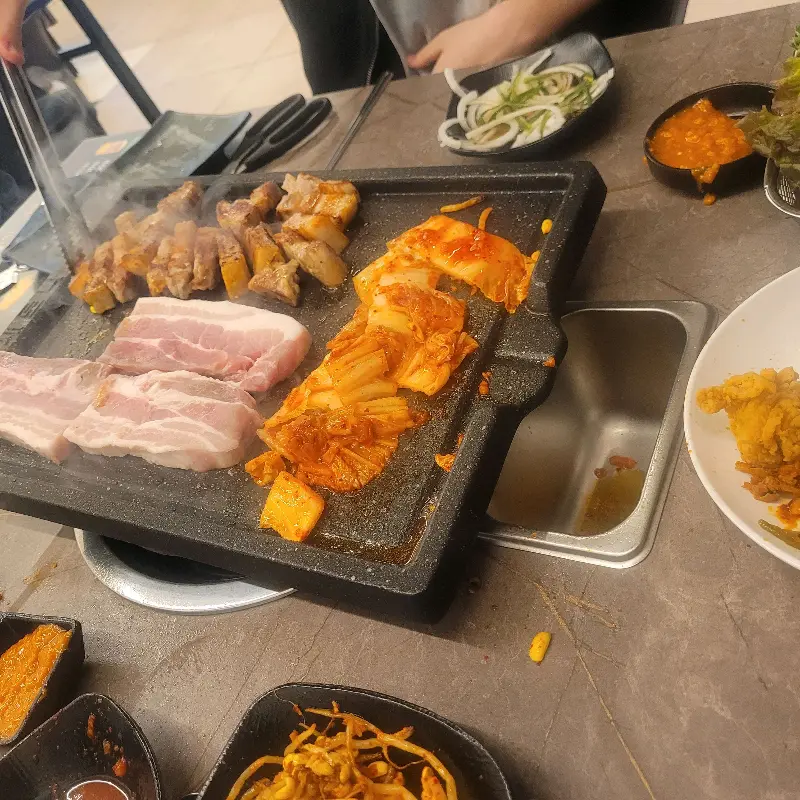 돈스타 고기 굽는 모습