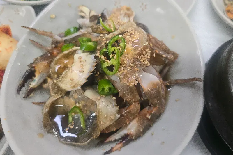 간장게장에 밥을 비벼 먹는 모습