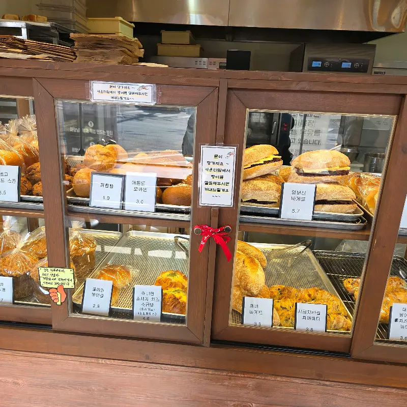 쇼케이스 안에 진열된 빵들
