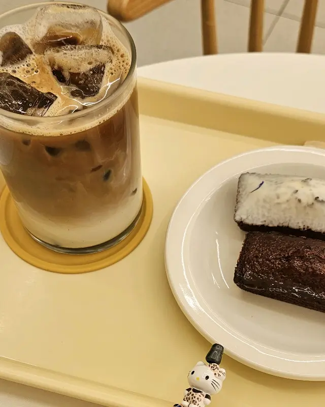 아이스 라떼와 휘낭시에