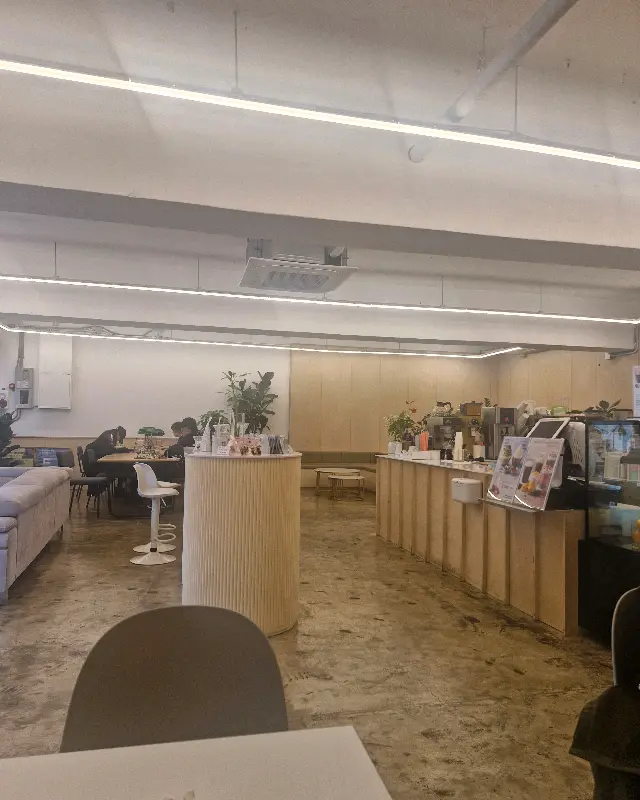 넓은 카페 내부