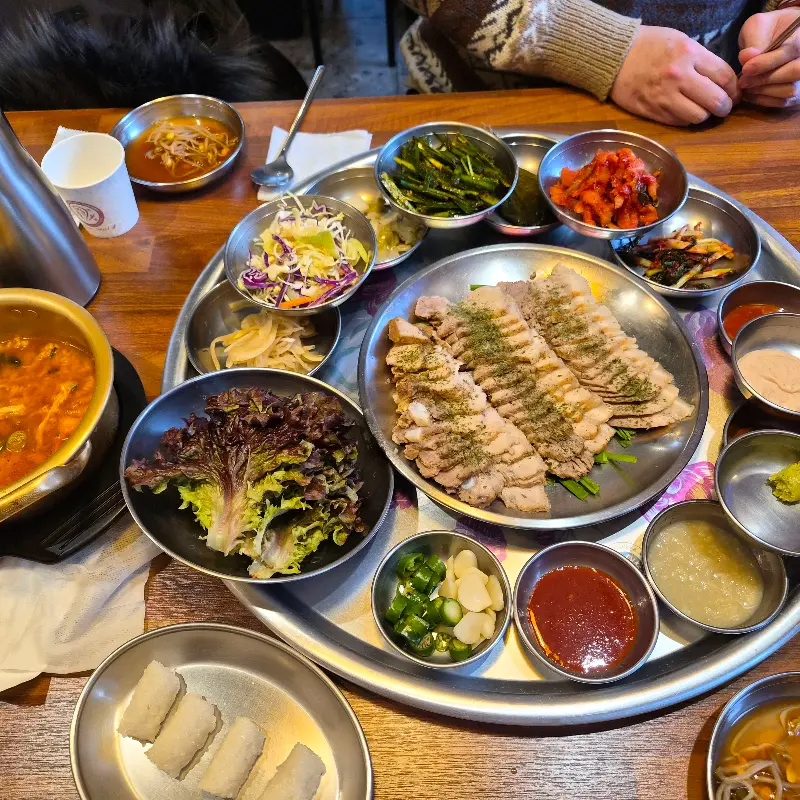 족발과 함께 즐기는 시원한 맥주 한 잔