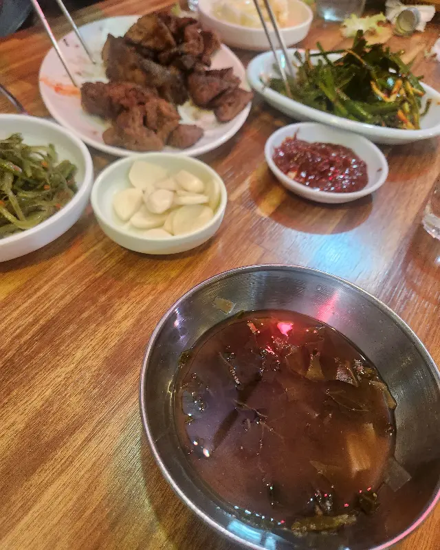 테이블 가득 채운 돼지갈비와 밑반찬