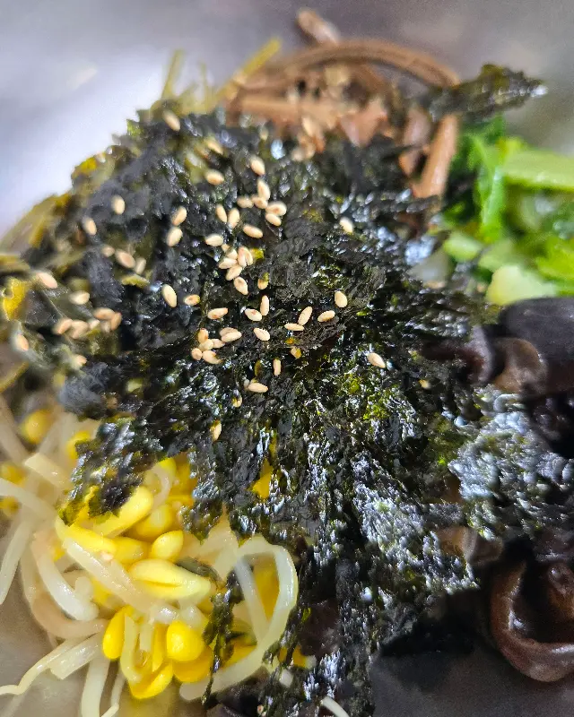 산채비빔밥 속 김 가루와 깨