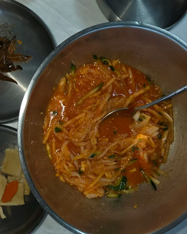 물회 비비는 모습