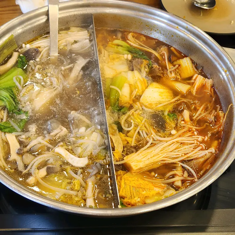 두 가지 육수가 담긴 냄비