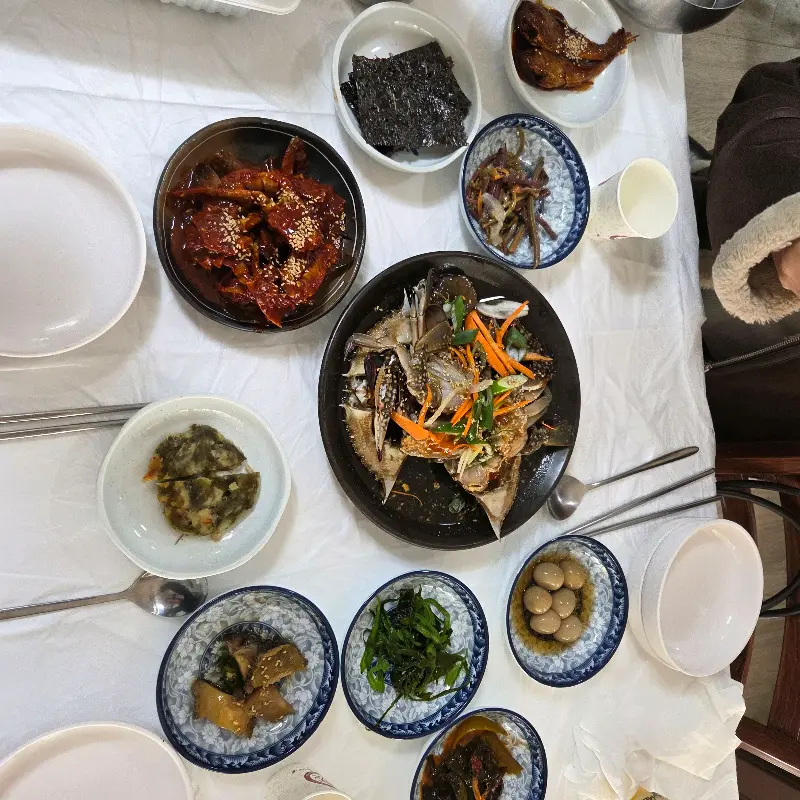 정갈하게 담긴 다양한 반찬들