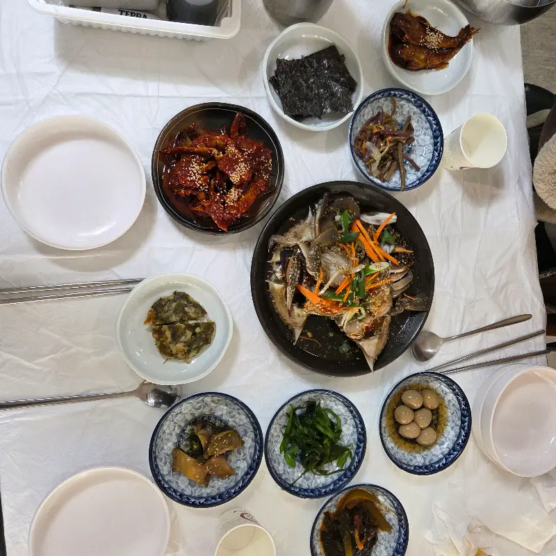 맛깔스럽게 양념된 해산물 요리