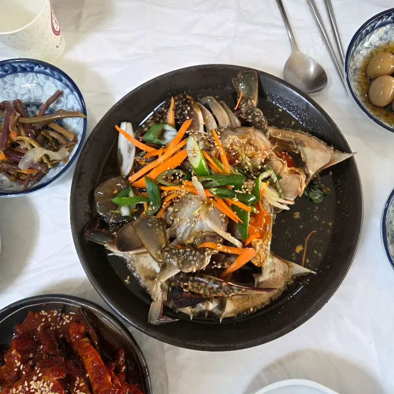 다양한 해산물이 푸짐하게 담긴 모습